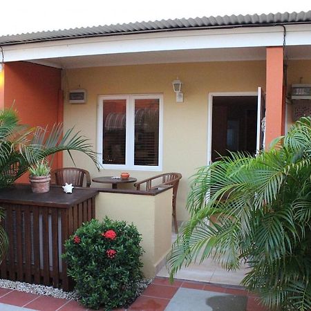 Carinas Studio Apartments Palm Beach Екстер'єр фото