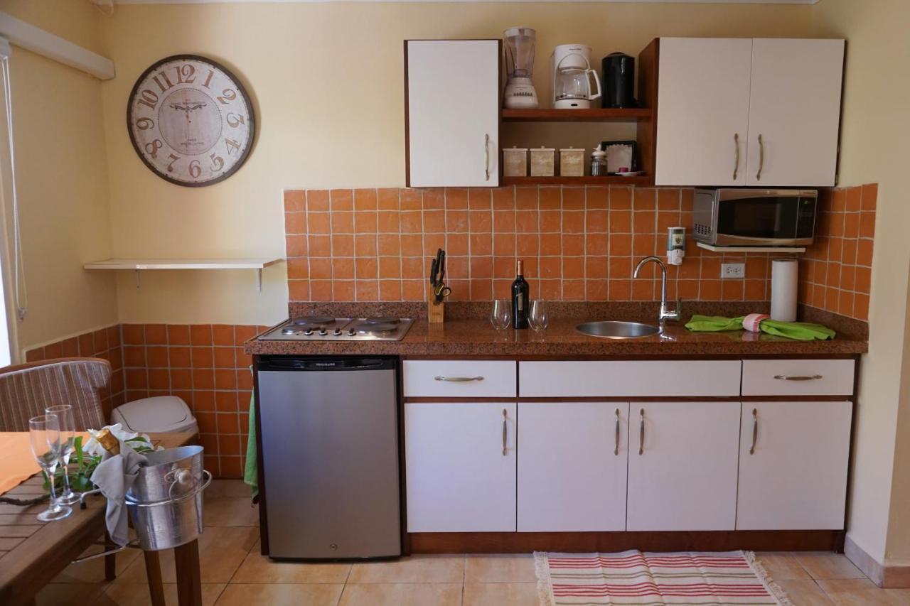 Carinas Studio Apartments Palm Beach Екстер'єр фото