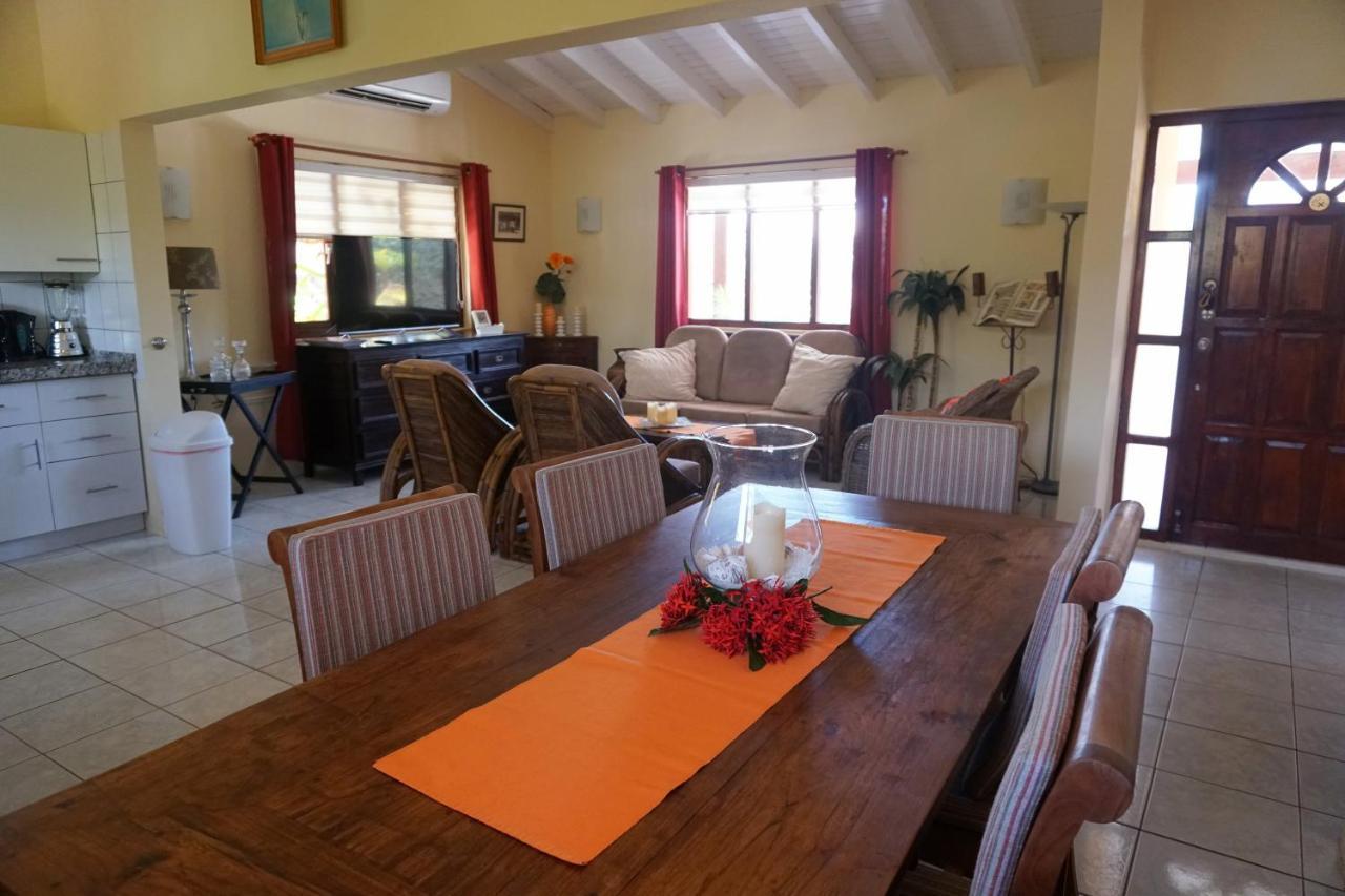 Carinas Studio Apartments Palm Beach Екстер'єр фото