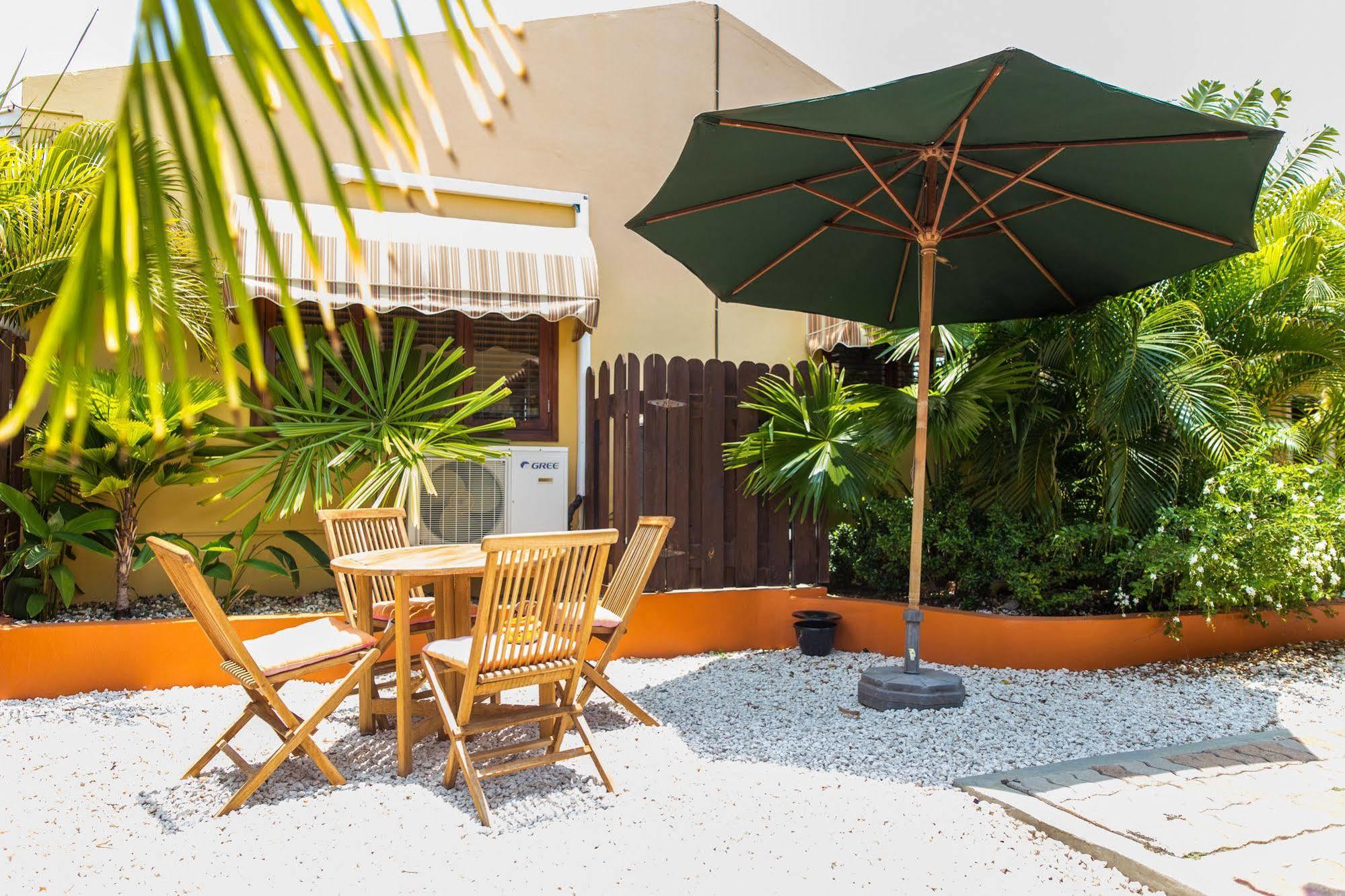 Carinas Studio Apartments Palm Beach Екстер'єр фото